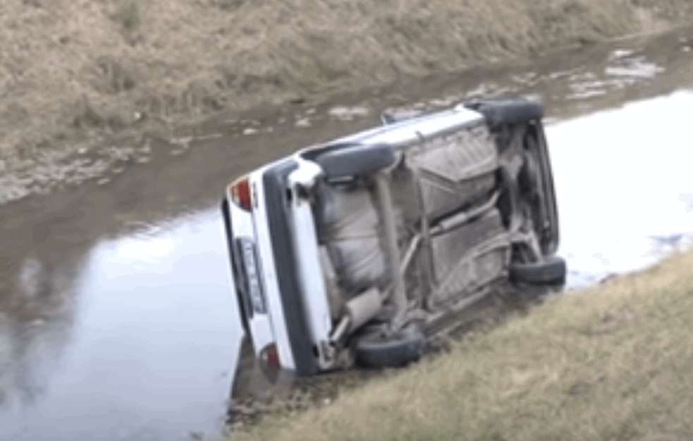 <span style='color:red;'><b>UDES KOD LOZNICE</b></span>: Sudarila se dva automobila pa od siline udara treće vozilo IZGURALI U KANAL, ima povređenih